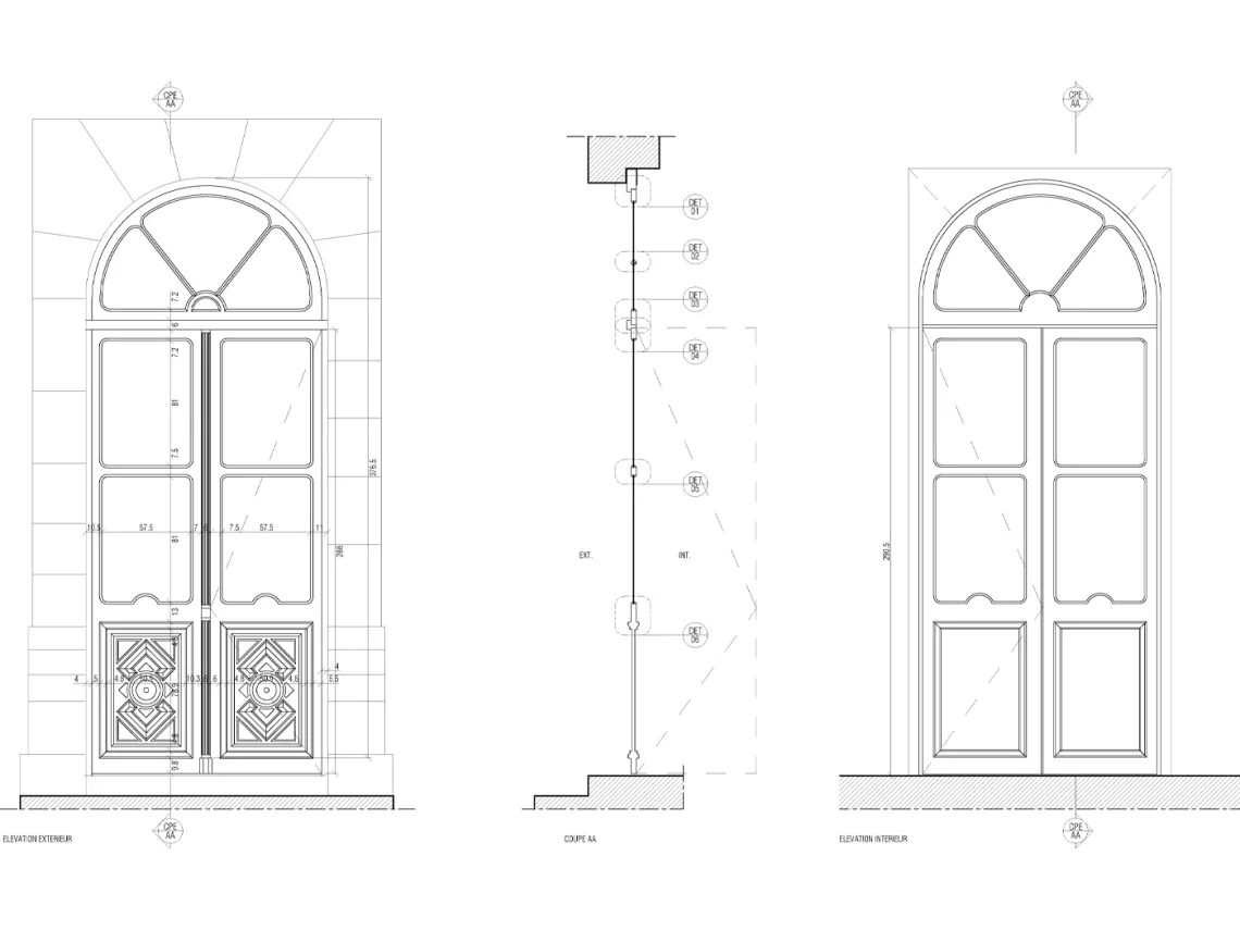 détail restauration de la porte d'entrée